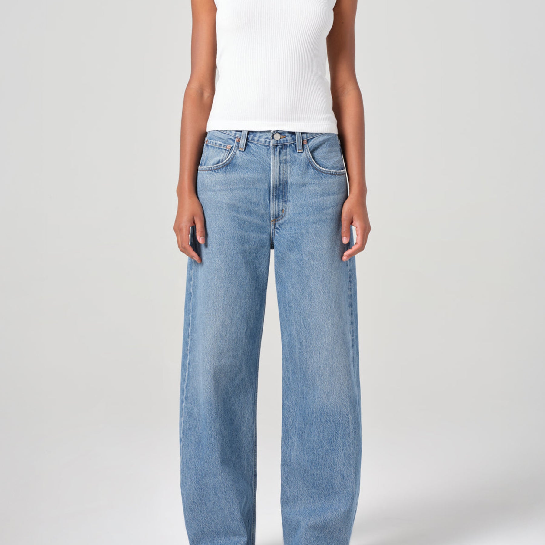 AGOLDE | Low Curve Jean in Washed Blue Fairway | The UNDONE