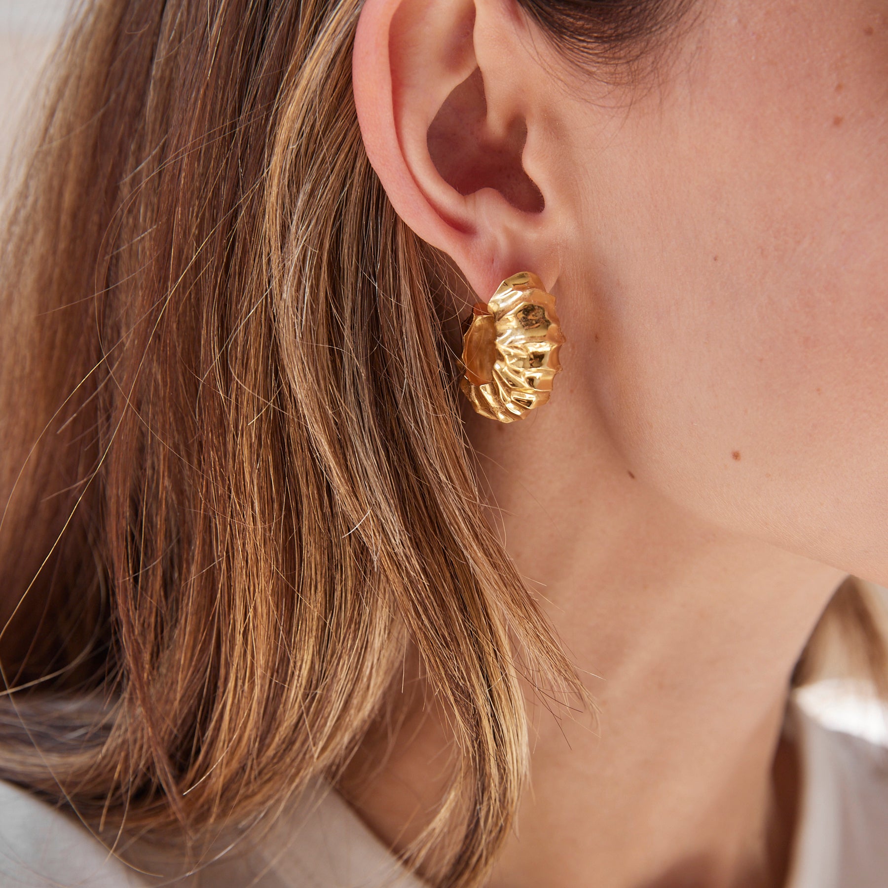 Rylan | Hammered Hoop Earrings in Gold | The UNDONE