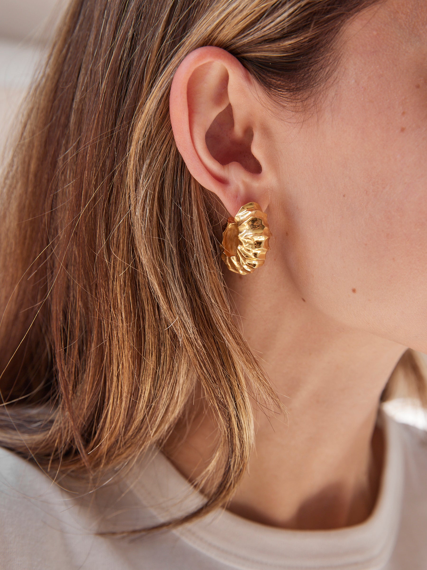 Rylan | Hammered Hoop Earrings in Gold | The UNDONE