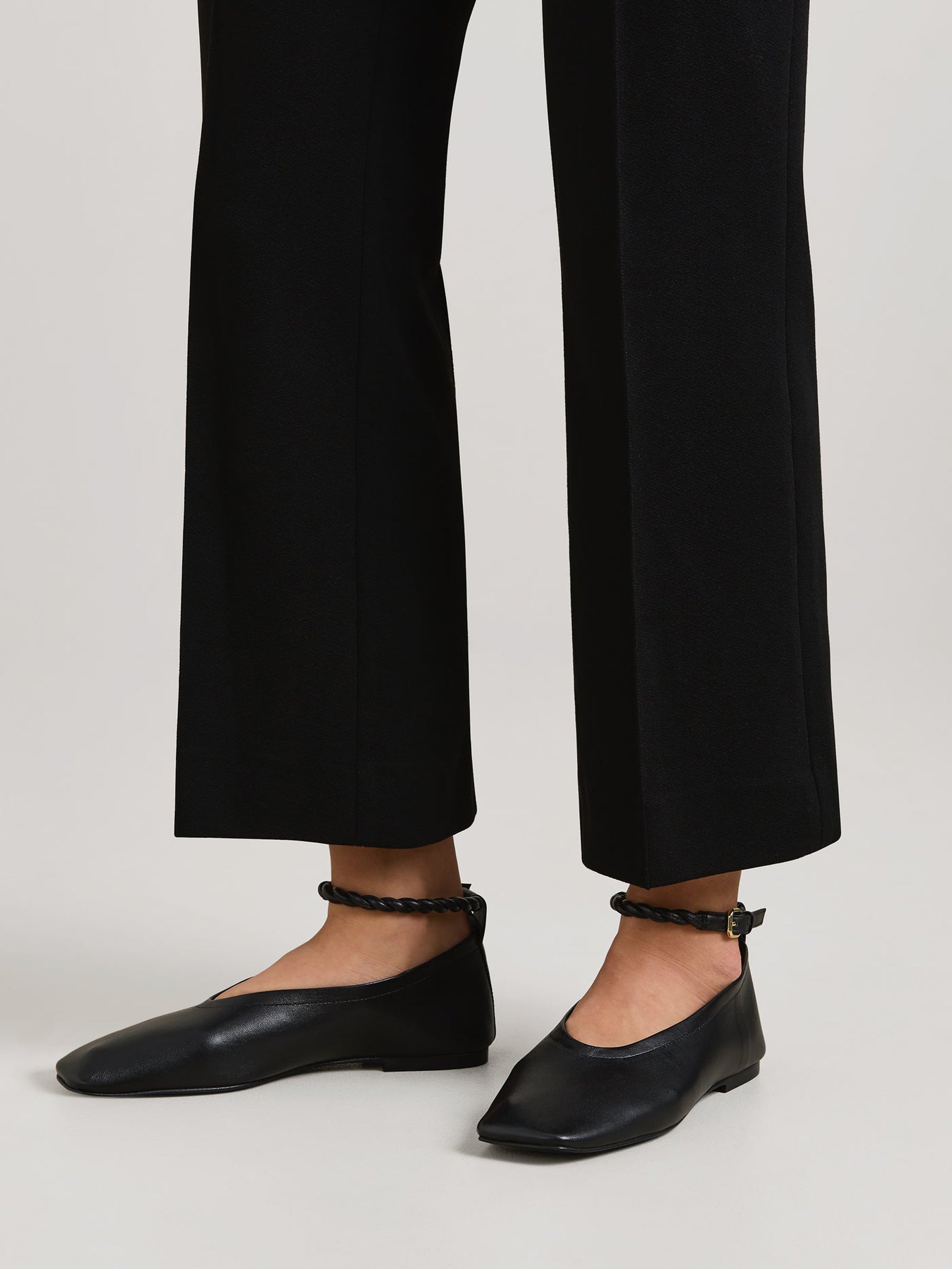 A.Emery | Steele Flat in Black | The UNDONE