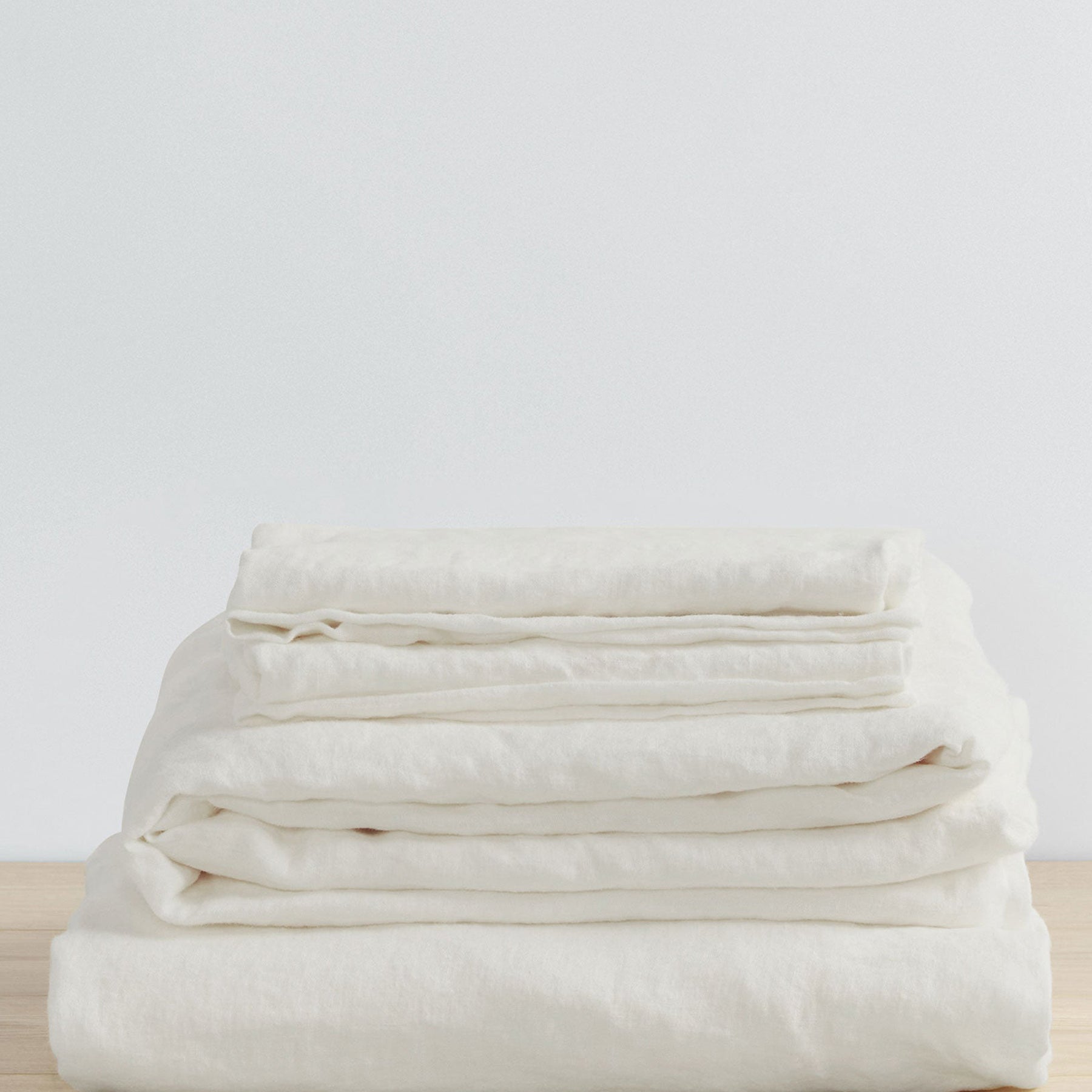 CULTIVER | Linen Sheet Set with Pillowcases in Ivory | The UNDONE