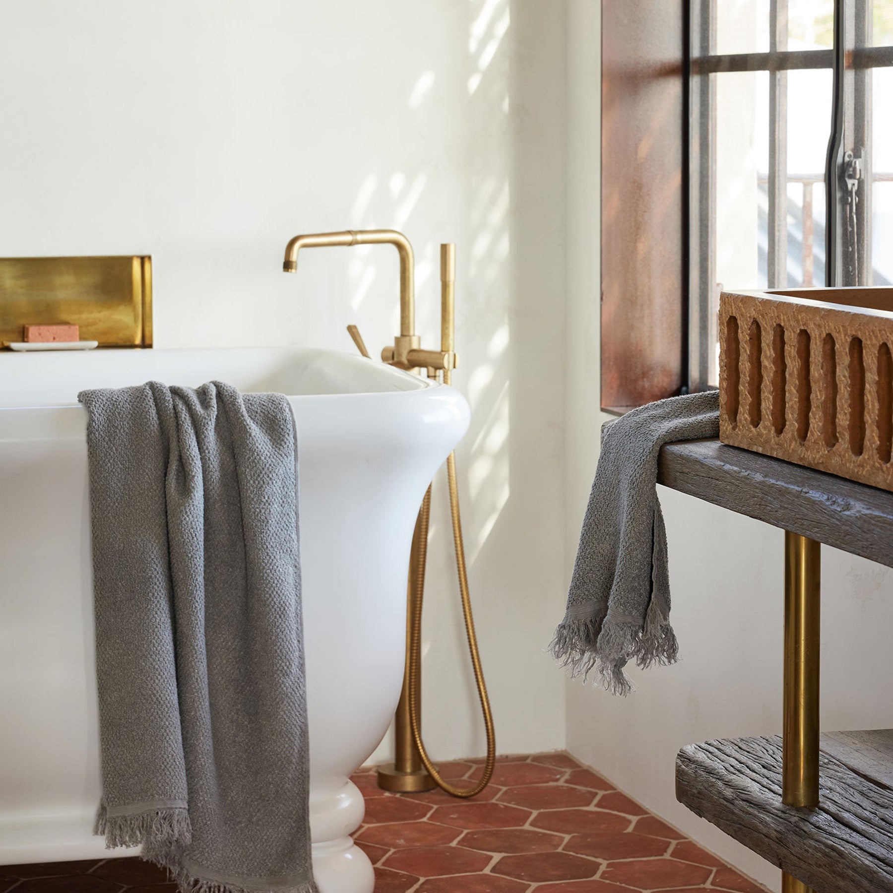 Cultiver | Pure Linen Bath Towel in Grey Pebble | The UNDONE