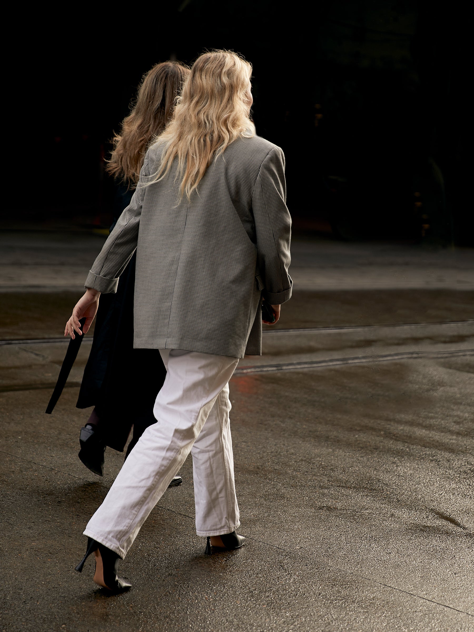 The-UNDONE_Fashion-Week_2022_Style_grey-blazer_white-jeans.jpg