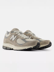 New Balance | 2002R Sneaker in Neutral Arid Stone with Linen | The UNDONE