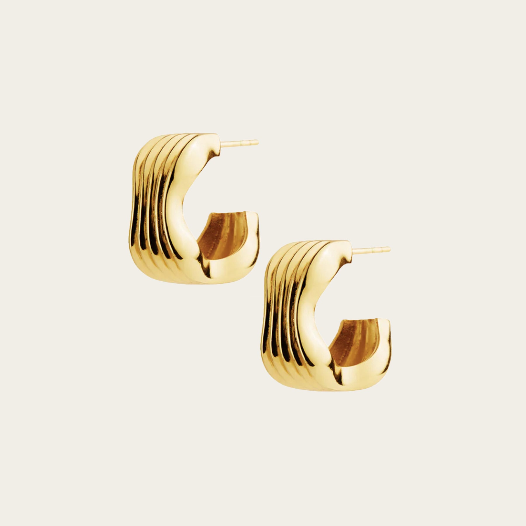 Rylan | Curved Ribbed Hoop Earrings in Gold | The UNDONE