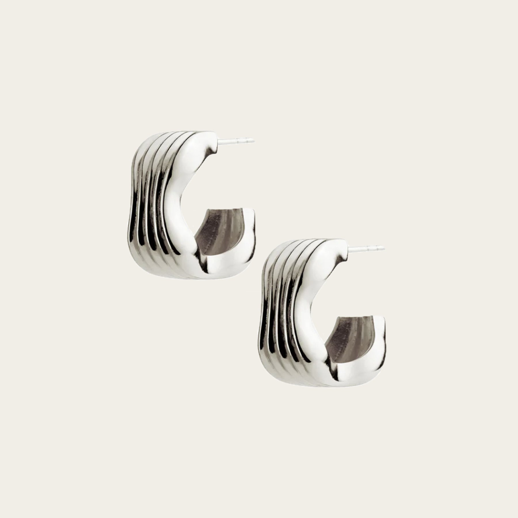 Rylan| Curved Ribbed Hoop Earrings in Silver | The UNDONE