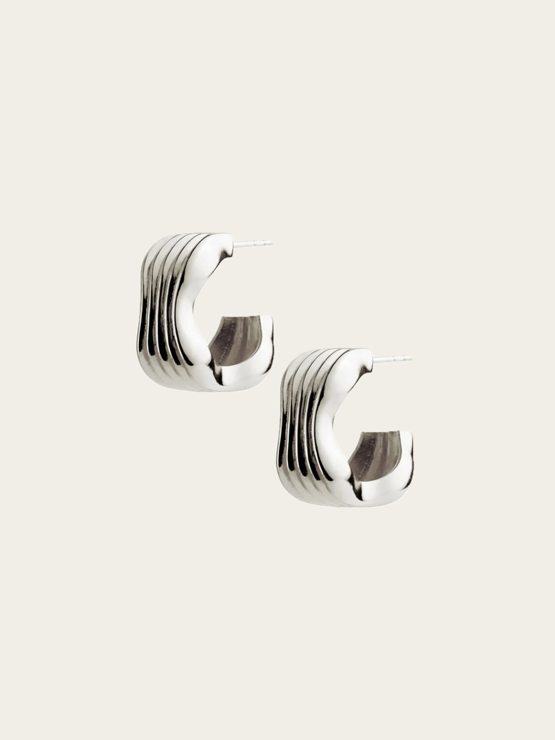 Rylan| Curved Ribbed Hoop Earrings in Silver | The UNDONE