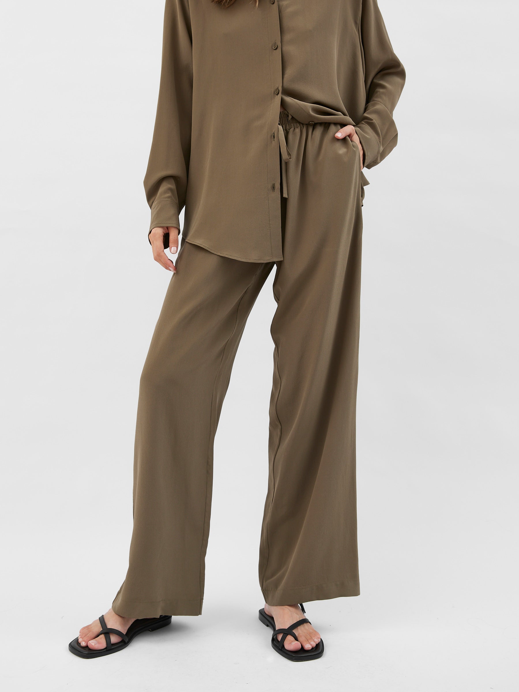 Matteau | Drawstring Trouser in Khaki Willow | The UNDONE
