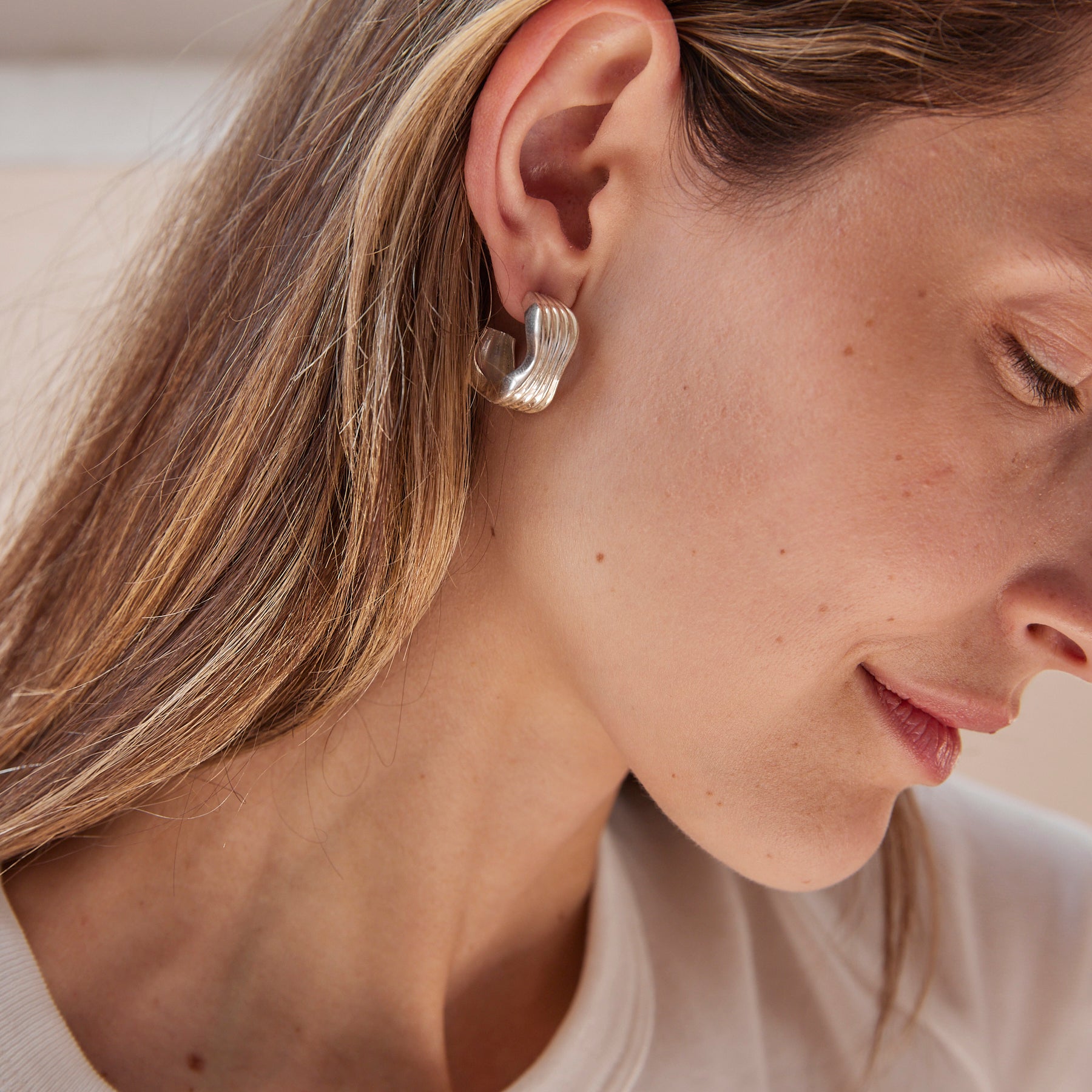 Rylan | Curved Ribbed Hoop Earrings in Silver | The UNDONE