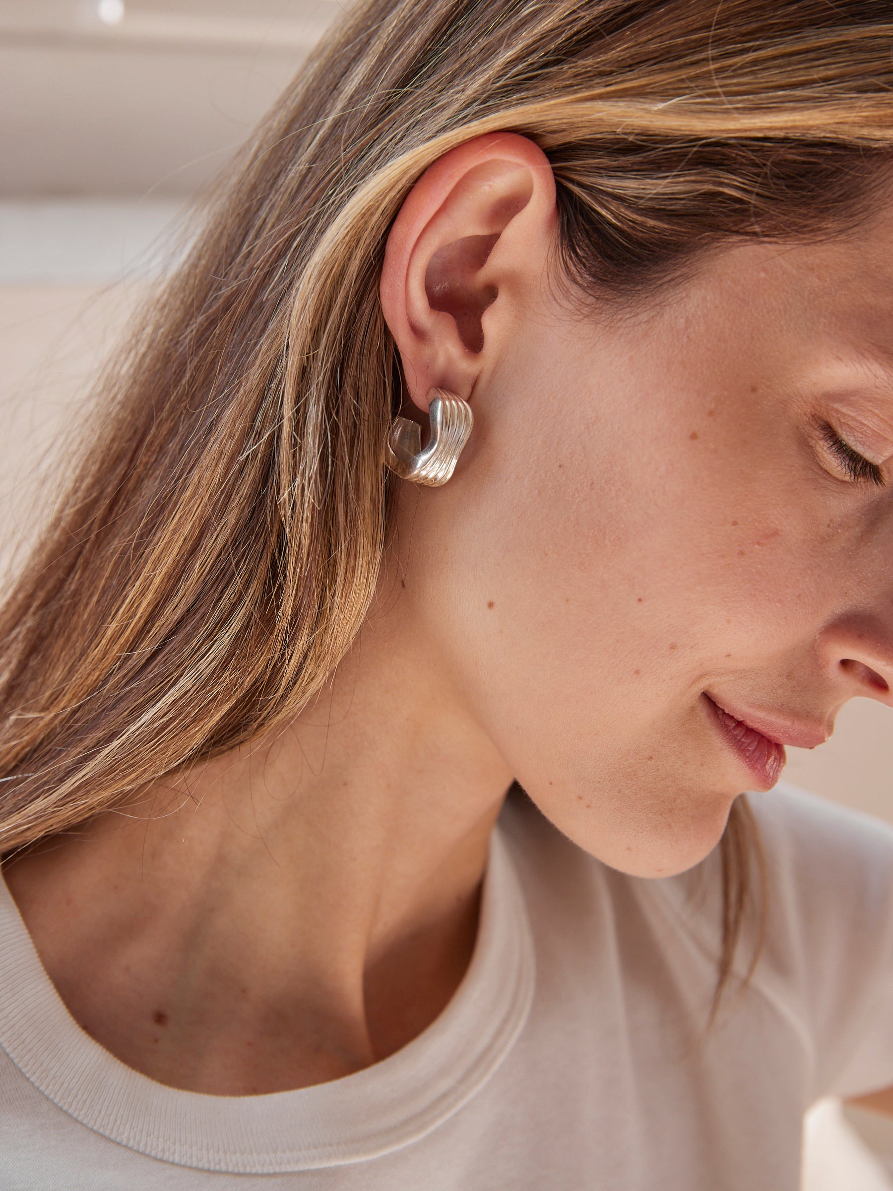 Rylan | Curved Ribbed Hoop Earrings in Silver | The UNDONE