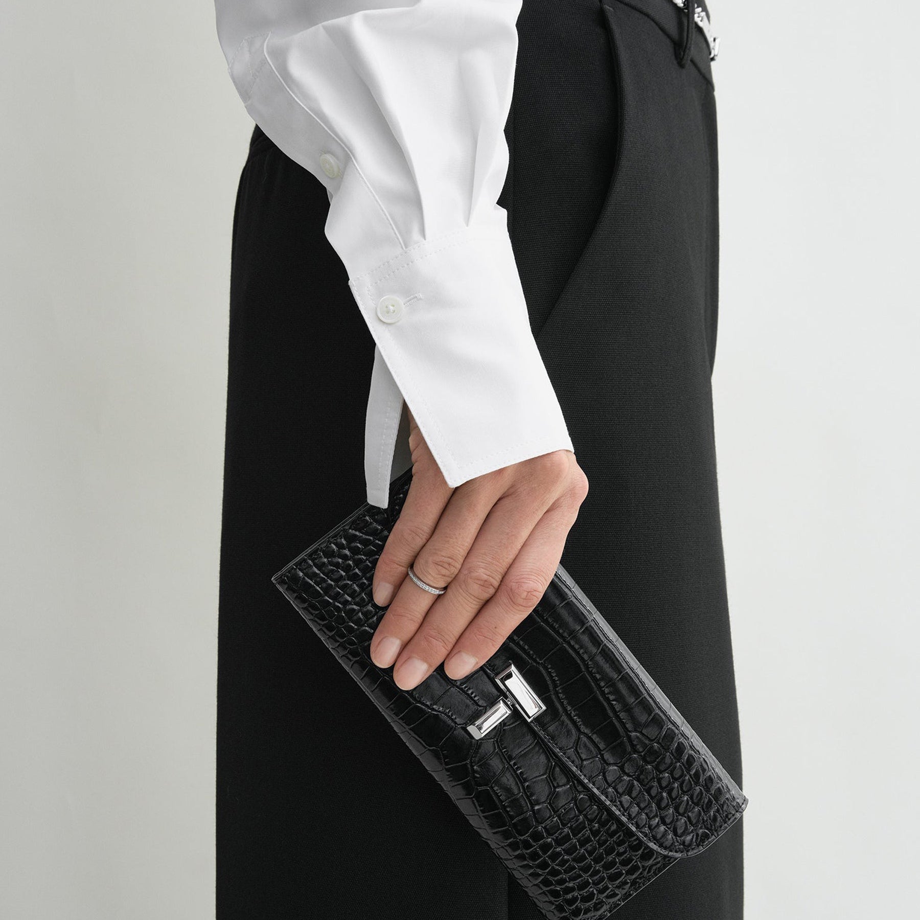 TOTEME | T-Lock Croco-Embossed Wallet in Black | The UNDONE