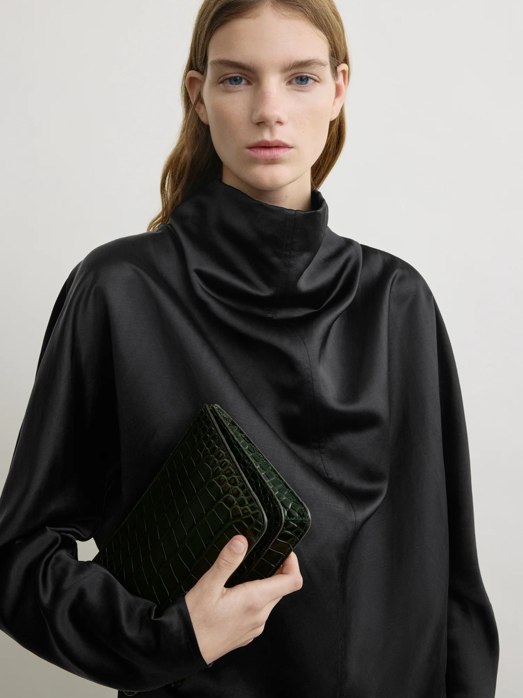 Threefold croco-embossed clutch dark green