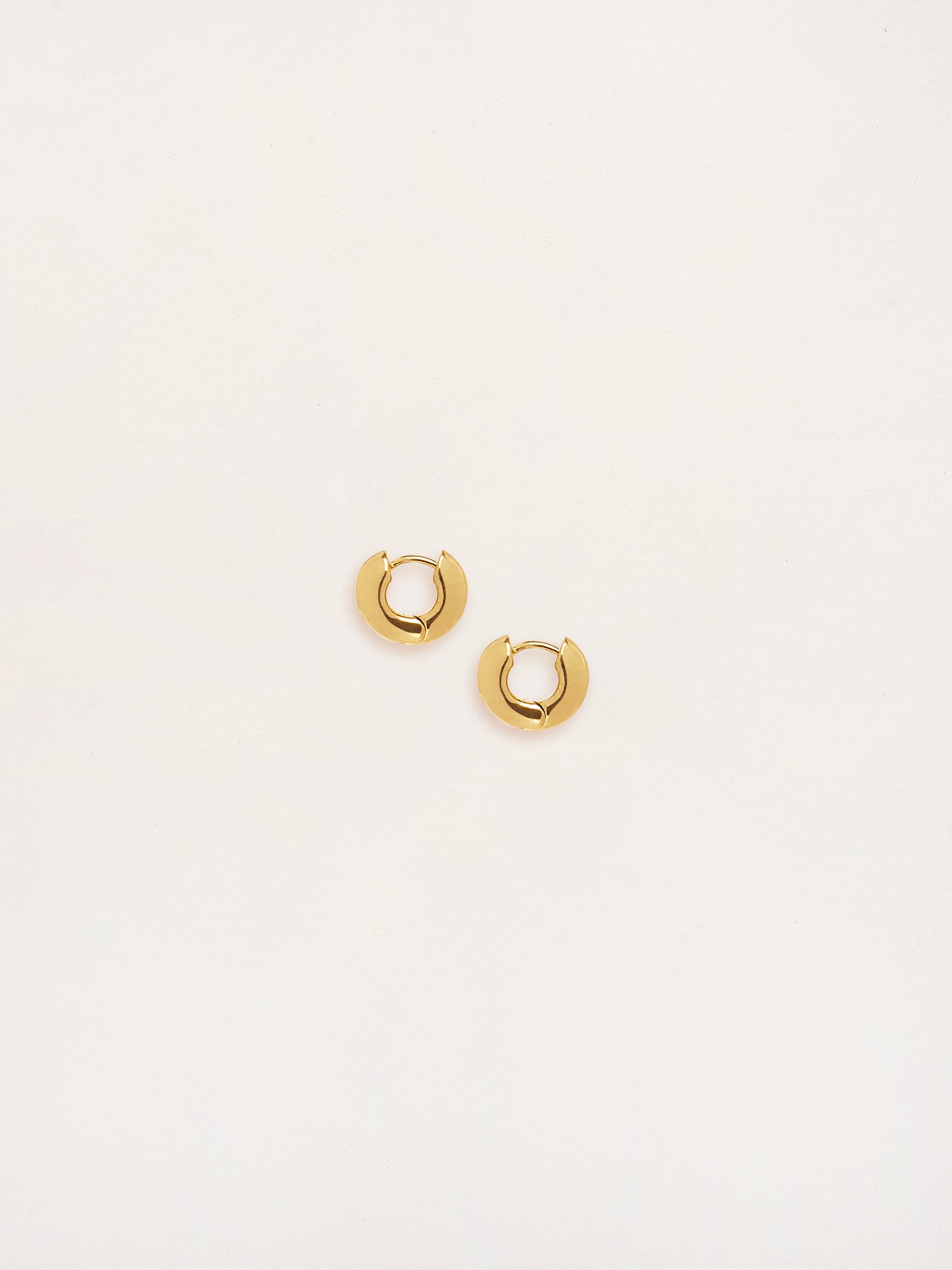 Rylan | Smooth Organic Huggies in Gold | The UNDONE