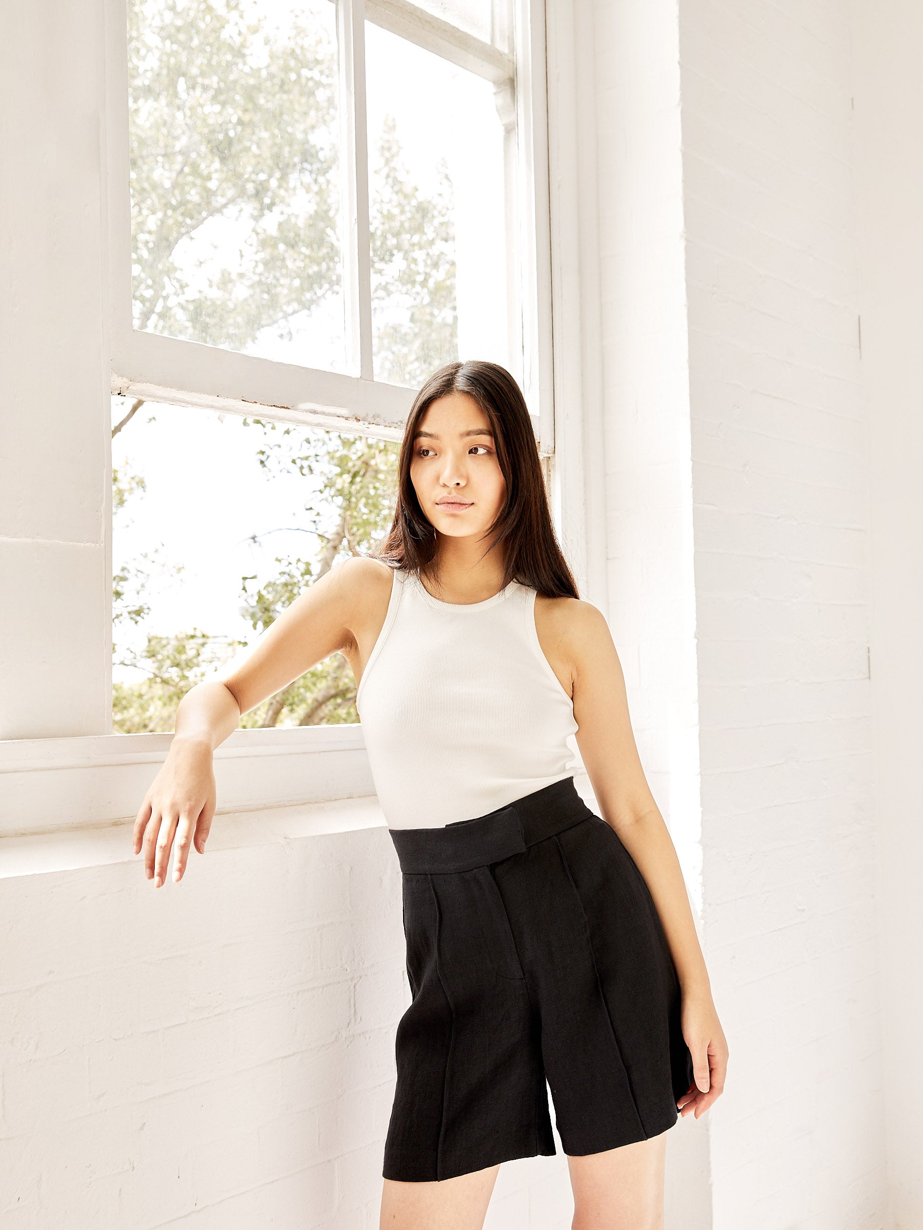 St. Agni | Linen Lola Shorts in Black | The UNDONE